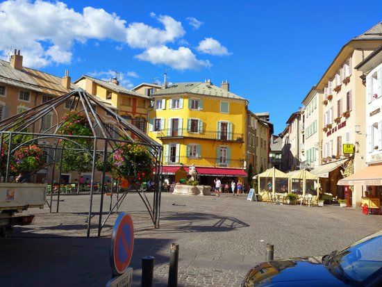 la Piazza Eugène Barthelon