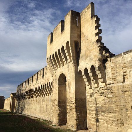 die Stadtmauer von Avignon