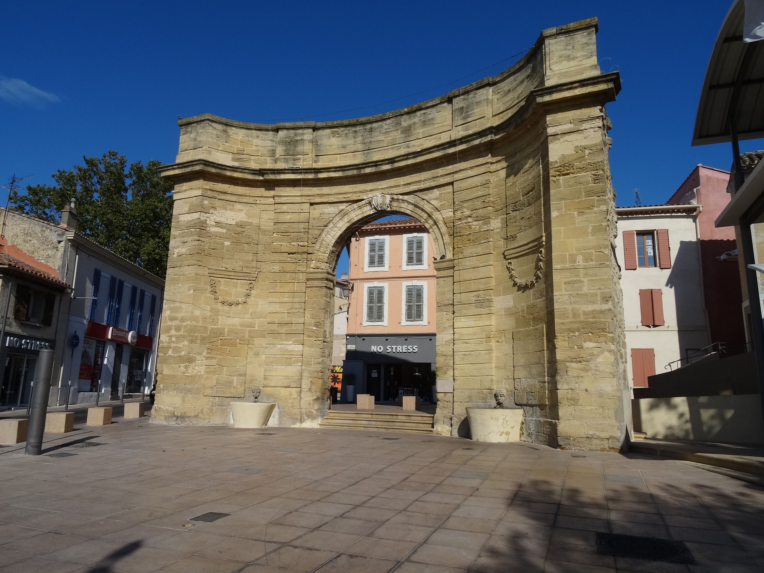 la porte d'Arles